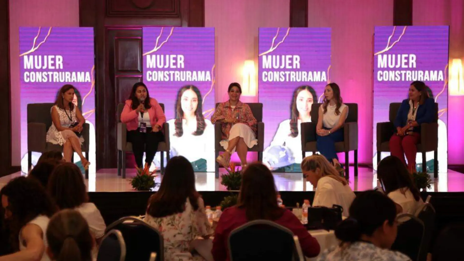 Mujer construrama CEMEX